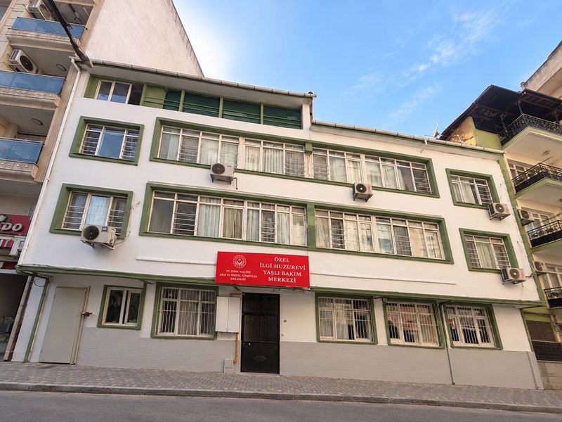 İlgi Huzurevi binasının yenilenen dış cephesi: beyaz-yeşil bina ve tabela