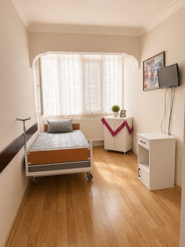Tek kişilik oda: elektrikli yatak, komodin ve televizyon